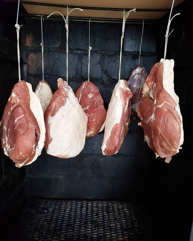 Schinken selber machen – Schinken beim Kalträuchern im Räucherofen