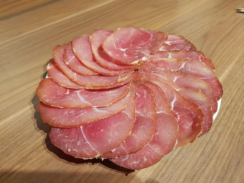 Schinken selber machen – selbstgemachter Rohschinken im Anschnitt