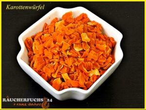 Karottenwürfel getrocknet 100 g in Schale auf weißem Hintergrund