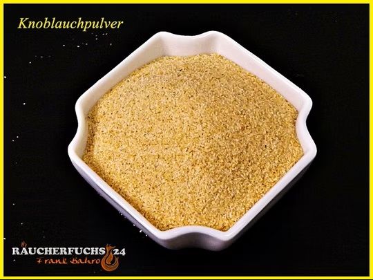 Knoblauchgranulat 100 g in Schale auf weißem Hintergrund