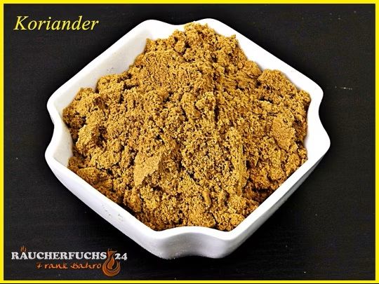 Koriander gemahlen 50 g in Schale auf weißem Hintergrund