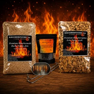Räucherpaket mit Räuchermehl Buche, Räucherspänen Erle, Wacholderbeeren und Räucherhaken vor Flammenhintergrund