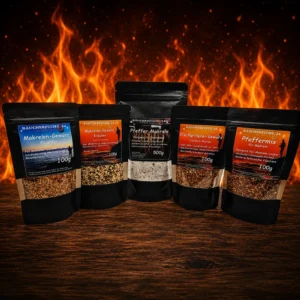 Makrelen Gewürzset mit Pfeffermix, Makrelengewürz und Fischgewürzen vor Flammenhintergrund zum Räuchern und Grillen