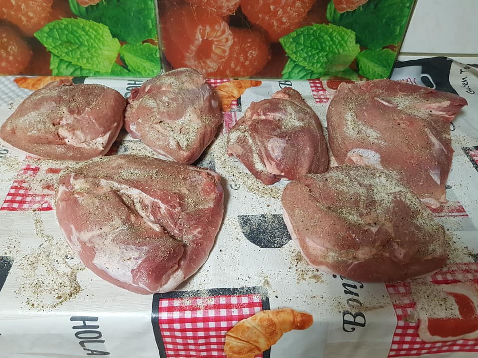 Schinken selber machen – Fleischstücke mit Pökelmischung vor dem Vakuumieren