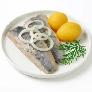 Matjes serviert mit Kartoffeln und Zwiebeln – traditioneller Matjes mit Matjesreifer hergestellt