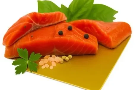 „Rohes Lachsfilet auf goldener Folie mit Pfeffer, Salz, Kräutern – perfekt vorbereitet zum Räuchern oder Veredeln“